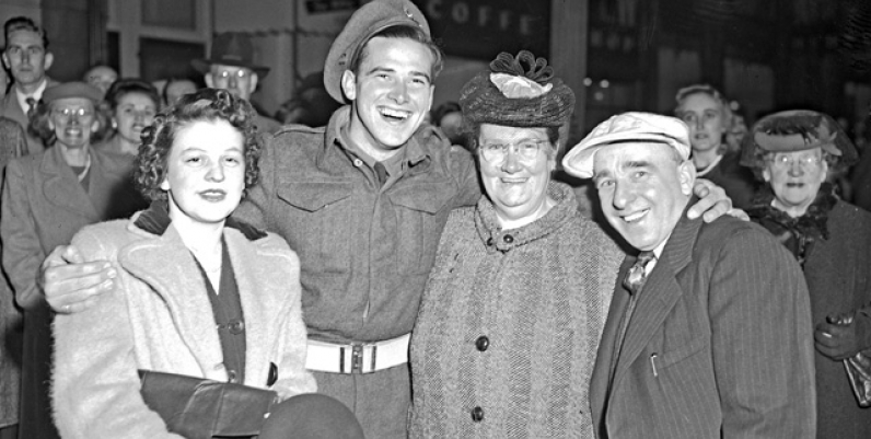 A Hamilton family reunited in Gore Park, 1945, after the 40th Battery returned from Europe A Hamilton family reunited in Gore Park, 1945, after the 40th Battery returned from Europe