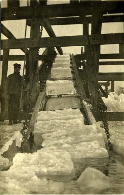 One ice firm in the 1920's prided itself on cutting 4 tons of ice per minute for a total of 2,000 tons of ice daily. One ice firm in the 1920's prided itself on cutting 4 tons of ice per minute for a total of 2,000 tons of ice daily.