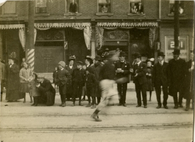Hamilton Herald Around the Bay Road Race, runner passes crow at 246 York Road, ca. 1905